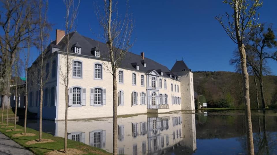 Au Fond Du Jardin Hotel Profondeville Exterior foto